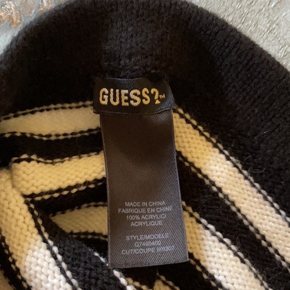 Cute beanie Guess hat - Picture 2 of 2